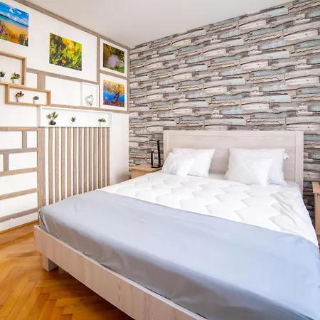 Apartment Comfort 14 -- Stylish Netflix, Wi-fi & Parking Miskolc