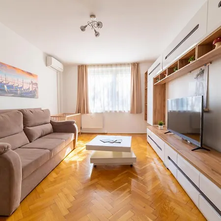 Comfort 14 -- Stylish Netflix, Wi-fi & Parking Apartment