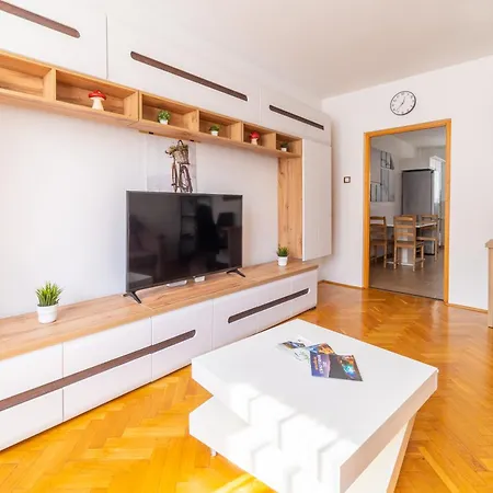 Comfort 14 -- Stylish Netflix, Wi-fi & Parking Apartment Miskolc