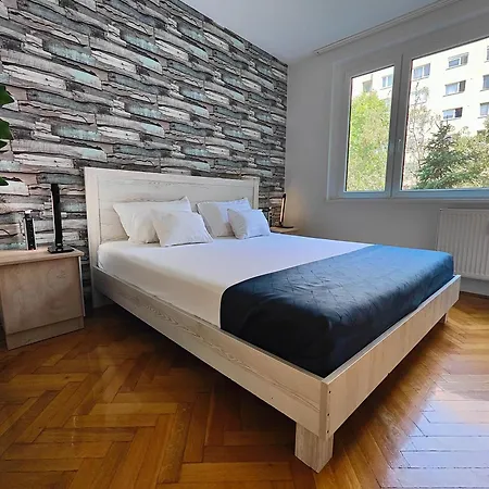 Comfort 14 -- Stylish Netflix, Wi-fi & Parking Apartment