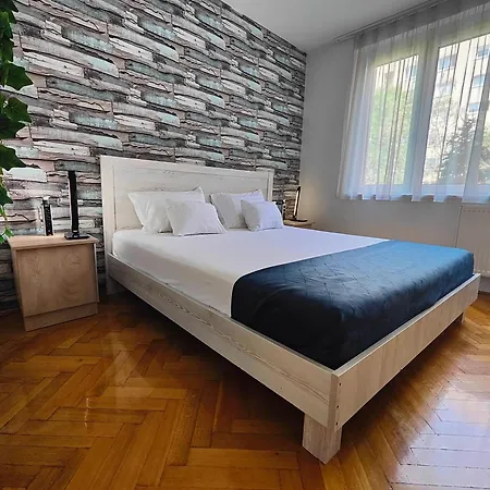 Comfort 14 -- Stylish Netflix, Wi-fi & Parking