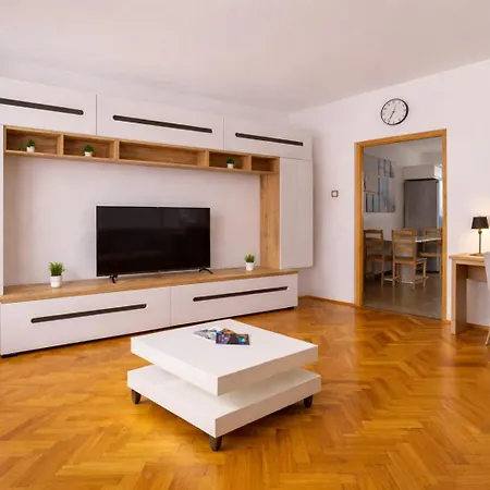 Comfort 14 - Quiet City Apartment With Free Parking *