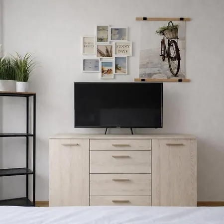 Comfort 14 - Quiet With Free Parking דירה